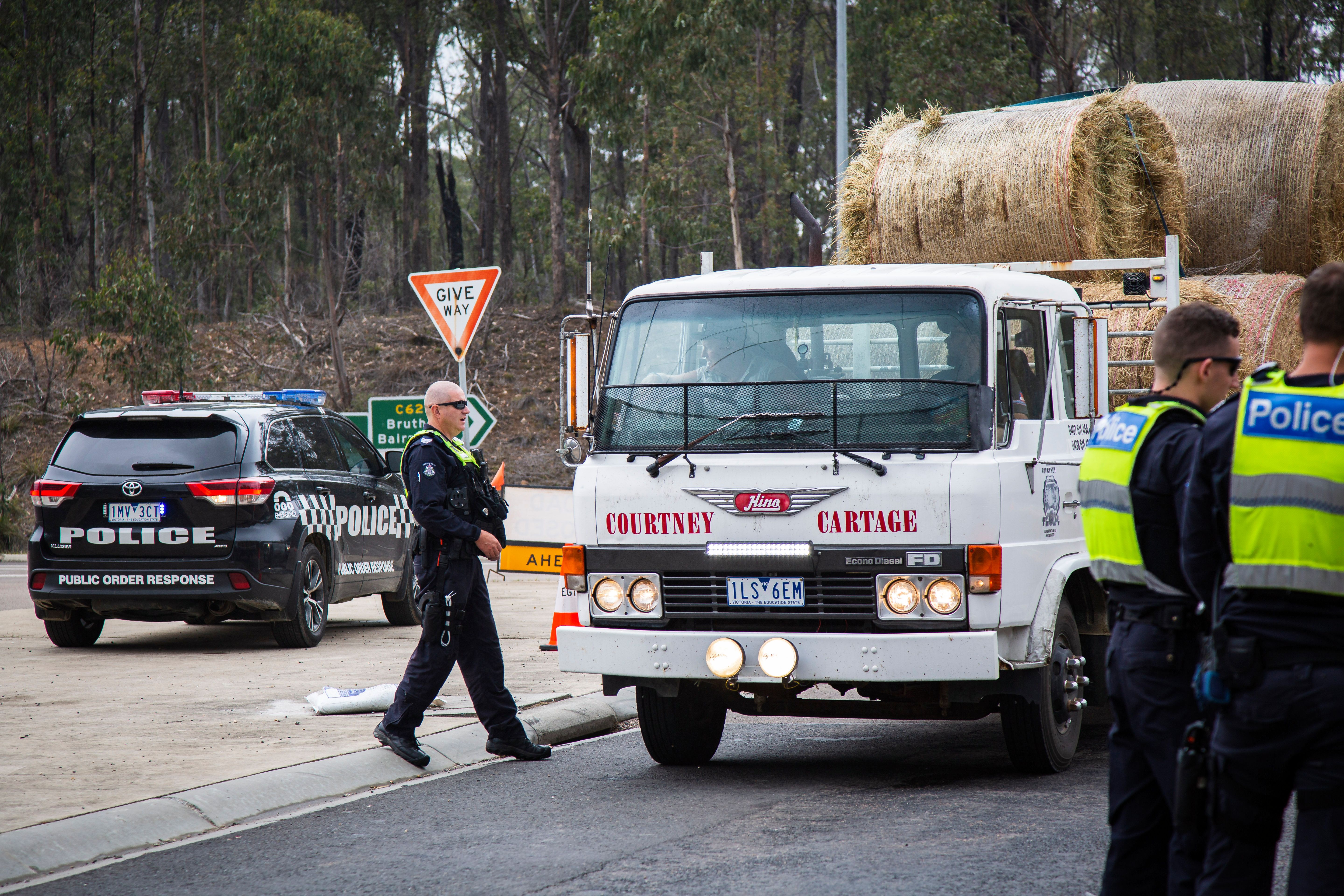 Victorian bushfires 2019-2020 - Police officers talking to a driver in a hay truck